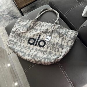 NWT Alo Yoga shopper bag